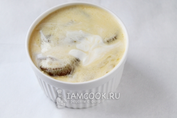 Влить яичную смесь