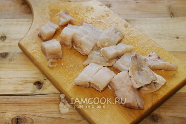Порезать филе рыбы на кусочки