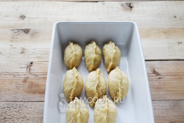 Положить пирожки в форму