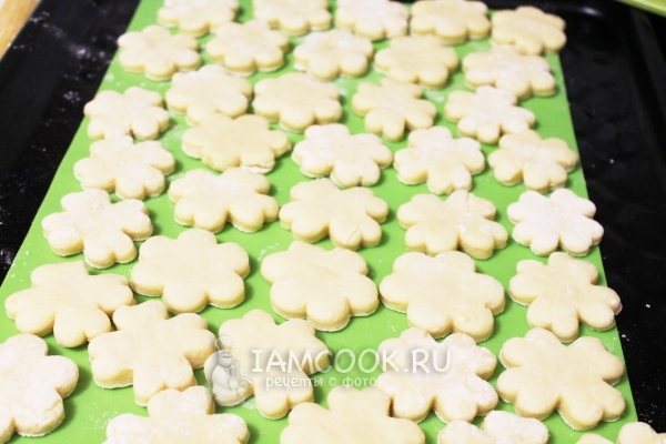 Выложить заготовки на противень