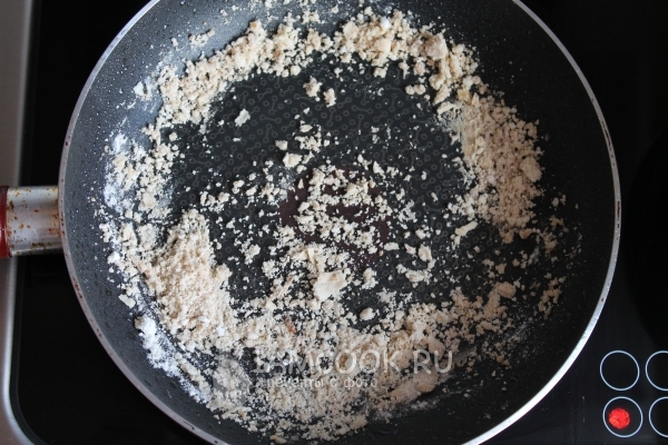 Обжарить муку