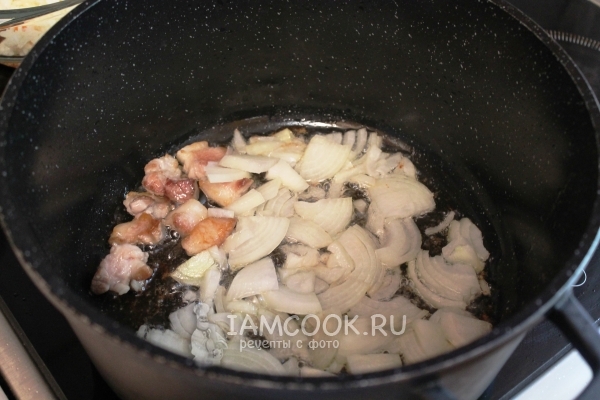 Обжарить лук со скварками