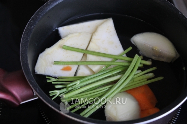 Положить овощи в кастрюлю с водой