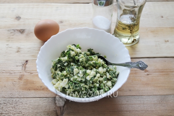 Соединить лук с яйцами