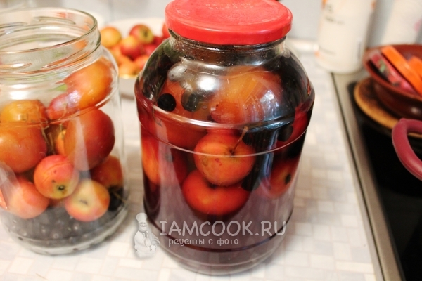 Влить в банки кипяток