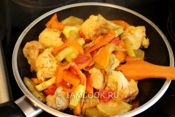 Размешать овощи