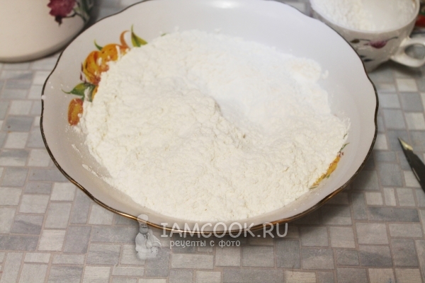 Смешать муку, сахар и разрыхлитель