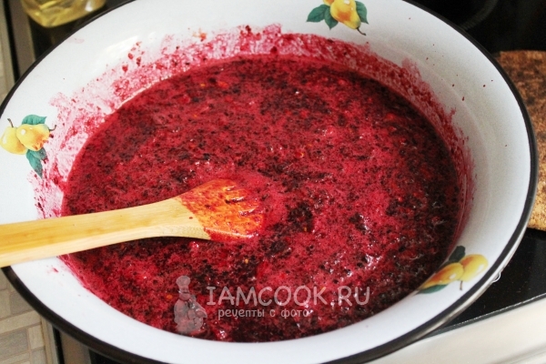 Нагреть ягоды с сахаром