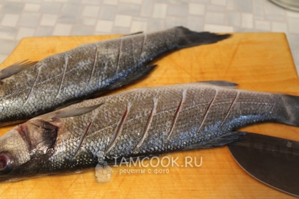 Сделать на рыбе надрезы