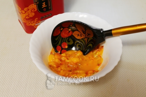 Размять ягоды ложкой