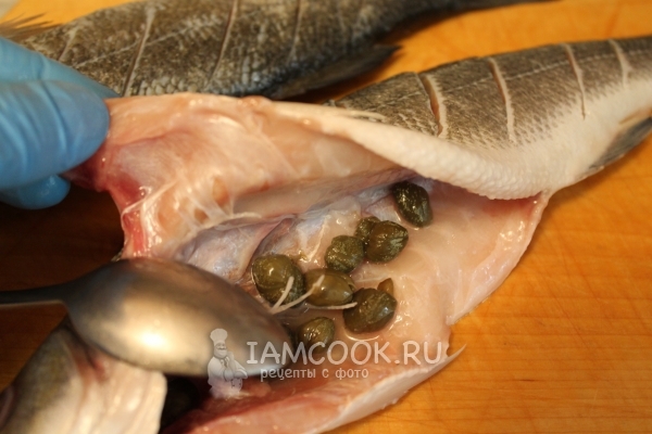 Положить в рыбу каперсы