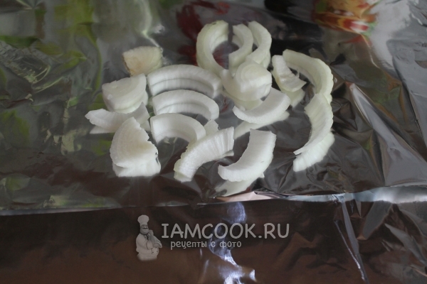 Положить на фольгу лук