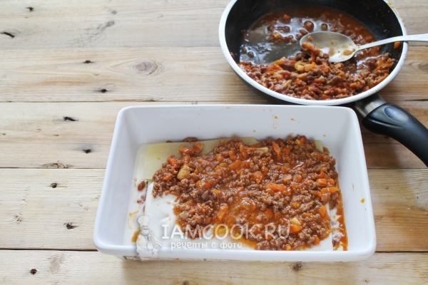 Выложить на лист лазаньи начинку