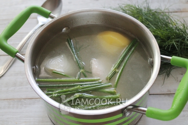 Положить картофель и стебли укропа