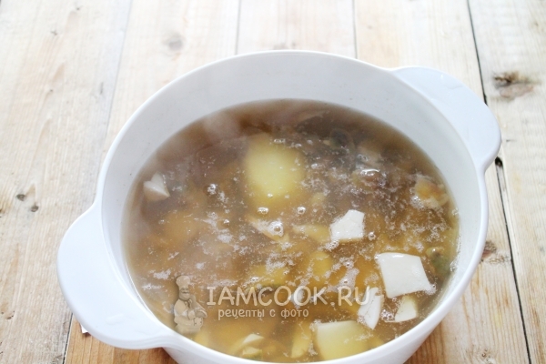 Положить картофель в суп