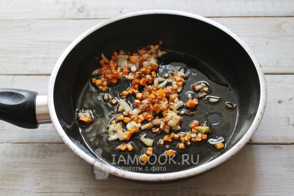Обжарить лук с морковью