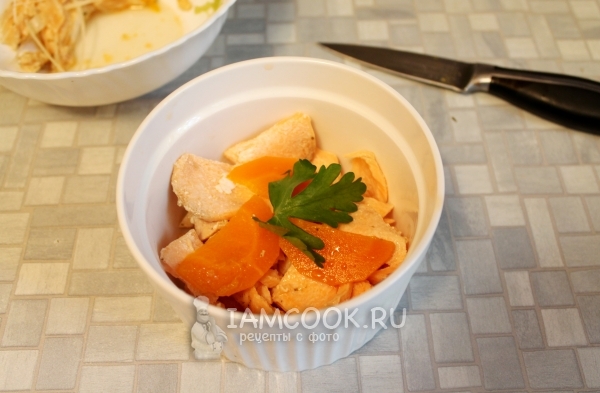 Выложить в формочку рыбу, морковь и зелень