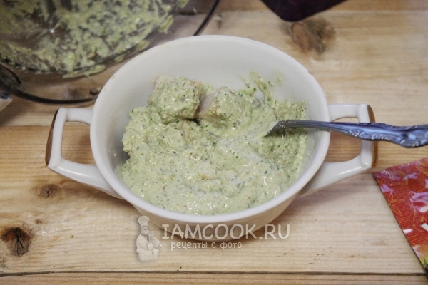 Залить соусом рыбу