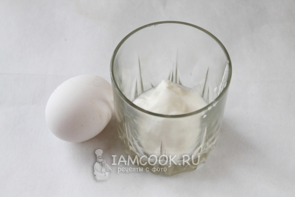 Соединить яйцо со сметаной