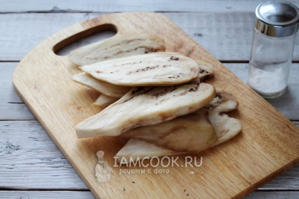 Нарезать баклажаны