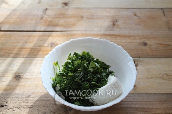 Соединить зелень с творогом