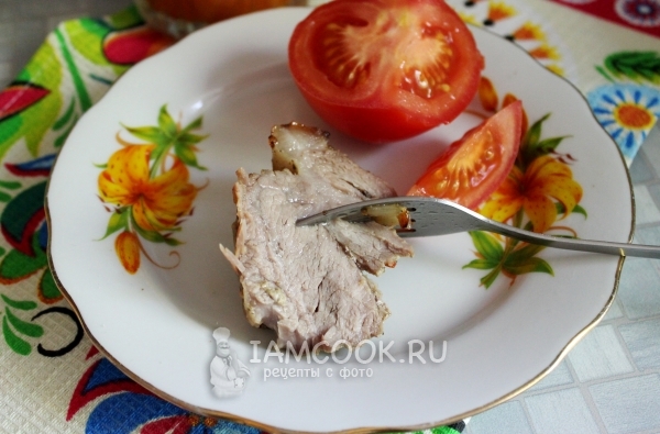 Готовая пряная свиная шейка в фольге