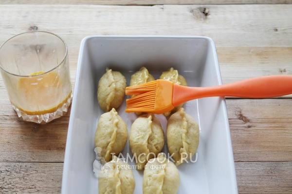 Смазать пирожки яйцом