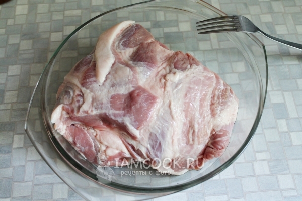 Положить мясо в форму