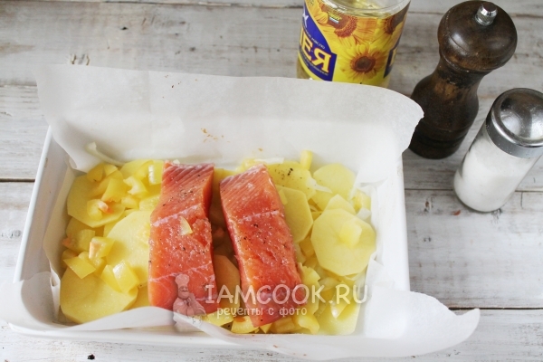 Положить рыбу на картофель