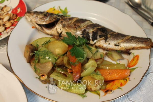 Готовый сибас, запеченный с каперсами