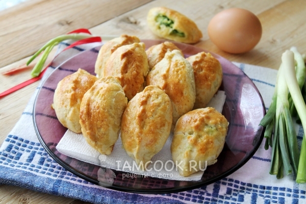 Закусочные пирожки с луком и яйцом