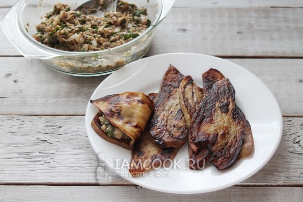 Сложить полоску баклажана пополам