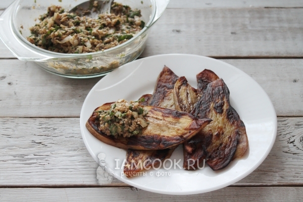 Положить на баклажан начинку