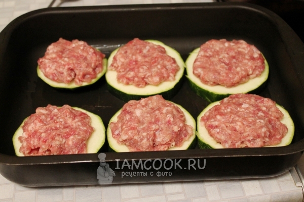 Положить на кабачок фарш