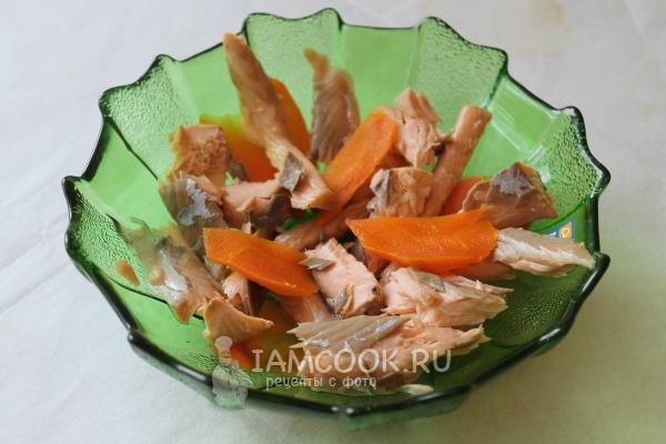 Выложить в тарелку рыбу и овощи