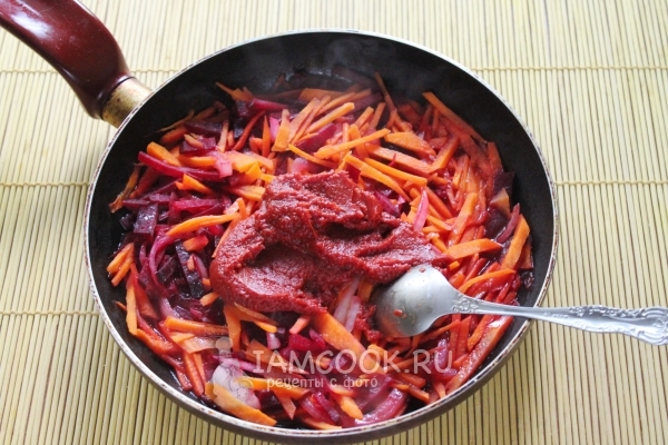 Положить томатную пасту