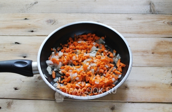 Обжарить лук с морковью