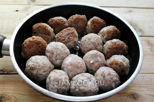 Положить тефтели на скоовороду