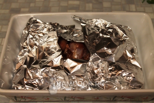 Завернуть крылышки в фольгу