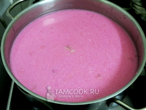 Соединить бульон со свеклой и зажаркой