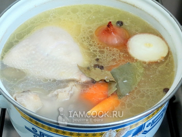 Положить овощи и специи в бульон