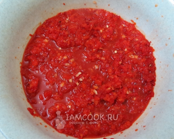 Измельчить перец с чесноком