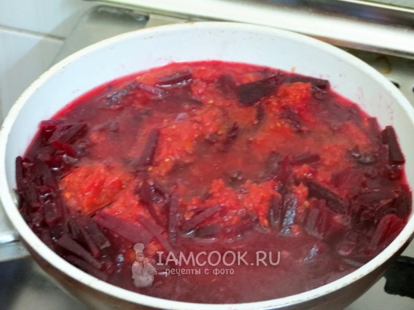 Положить бурак, квас и томатный сок