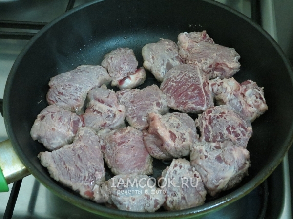 Говядина в муке на сковороде