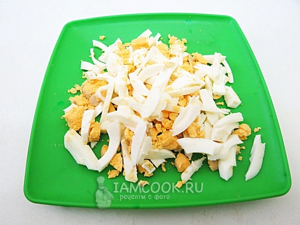 Порезать яйца