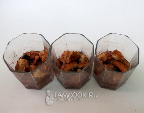 Положить в стакан с ликером печенье