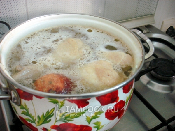 Положить курицу и лук в воду