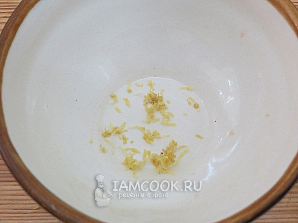 Положить цедру в миску