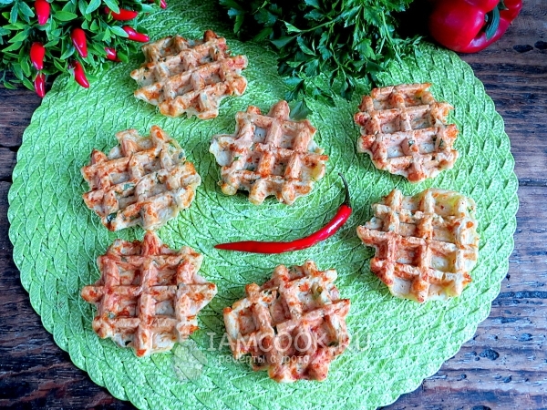 Фото закусочных сырных вафель с болгарским перцем и зеленью