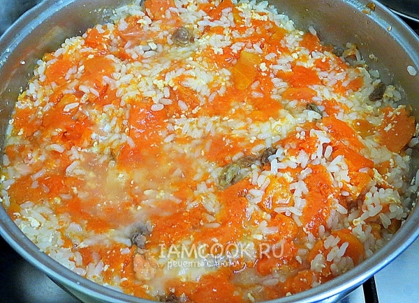 Добавить рис, изюм и молоко